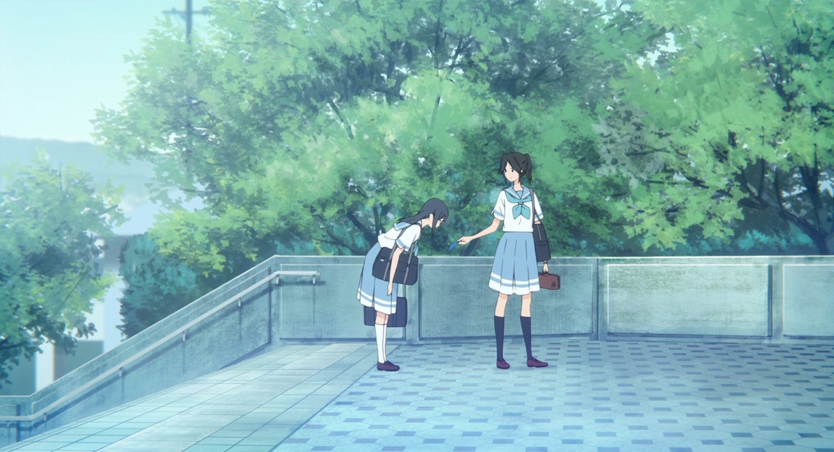 Касаки поворачивается и протягивает перо подруге... -Вот, смотри... ...А потом весело добавляет... -Дарю...