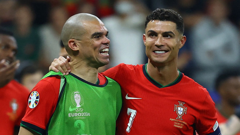    Пепе и Криштиану Роналду после победы над Словенией. Reuters