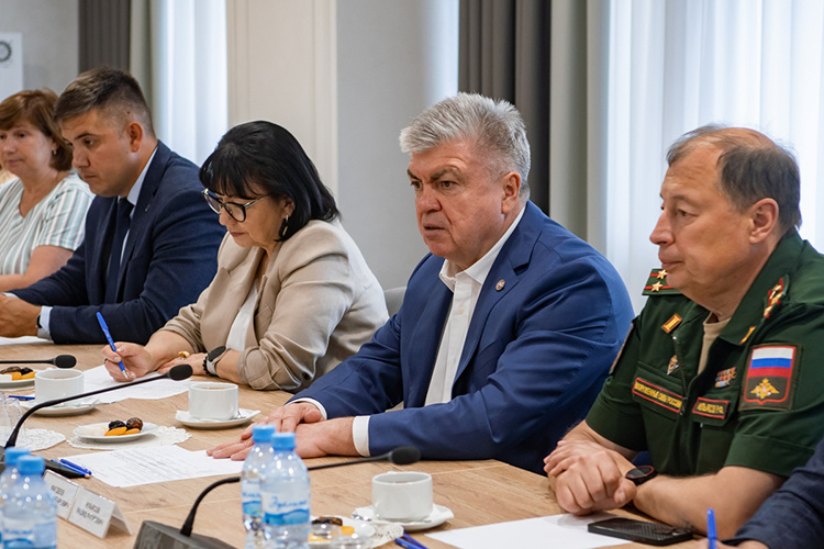    Магдеев традиционно поблагодарил бойцов за службу, напомнил о мерах поддержки их семей, выразил скорбь по погибшим и обещал решить все жизненно важные вопросы