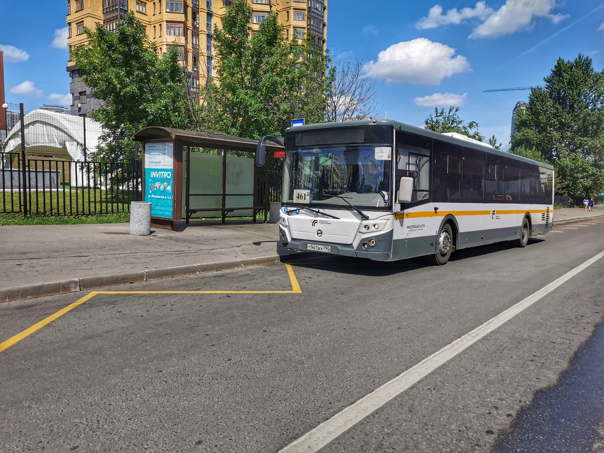 Автобус ЛиАЗ-5292 на областном маршруте № 461 от метро "Юго-Западная" до остановки "Администрация" в городе Одинцово. Рузская улица, остановка "Метро "Юго-Западная"".