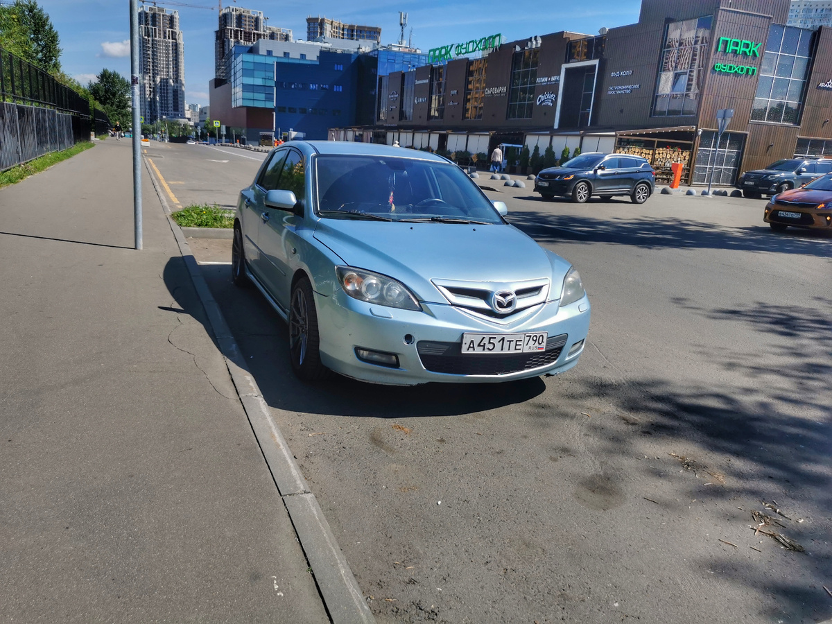 Автомобиль Mazda 3. Рузская улица.