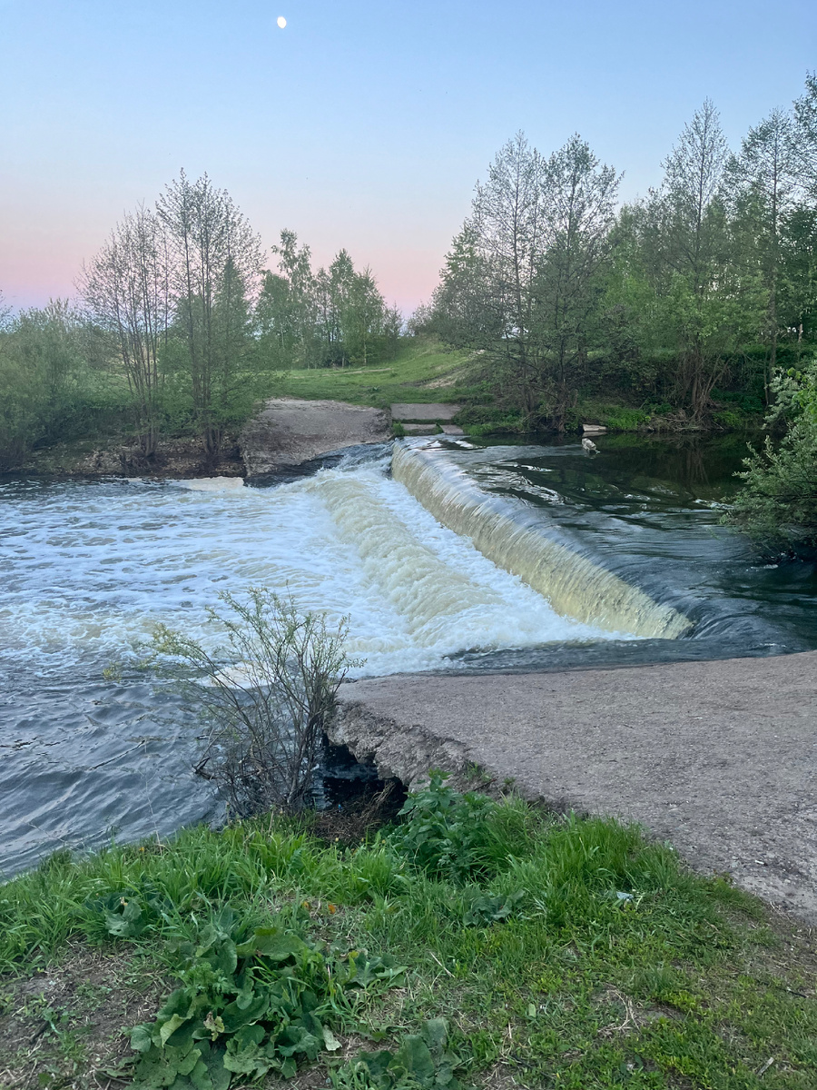 Водопад в зеленом городе. Нижегородская область . 