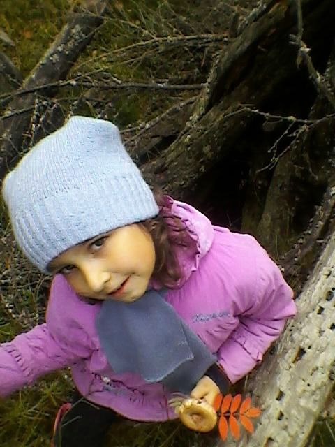 Ребенок с грибочком и будущим гербарием