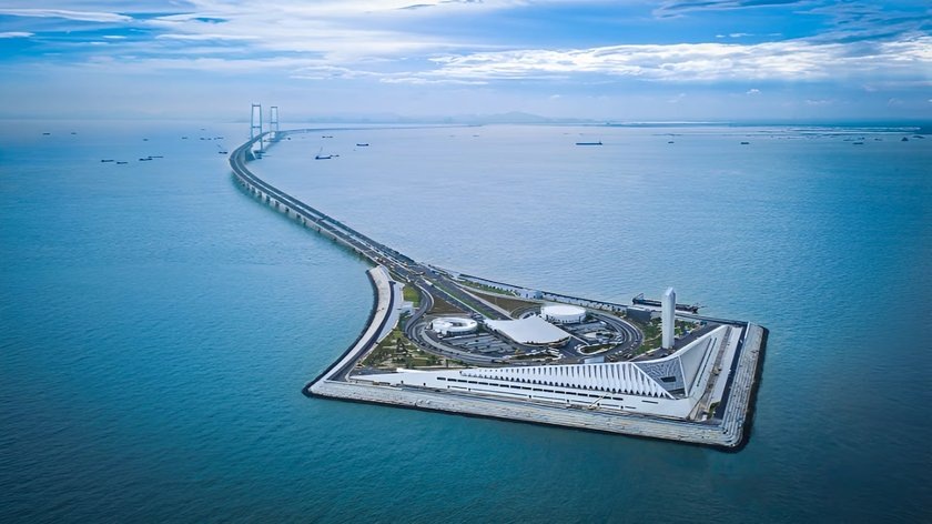 В минувшие выходные Китай открыл линию Шэньчжэнь-Чжуншань — новую систему морских туннелей и мостов, расположенную в провинции Гуандун, Южный Китай.