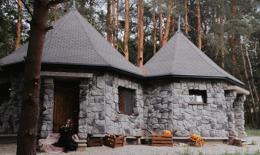 В Московской области обнаружили хижину Хагрида, персонажа серии книг и фильмов о юном волшебнике Гарри Поттере. Такой домик для отдыха построили в 95 км от МКАД.