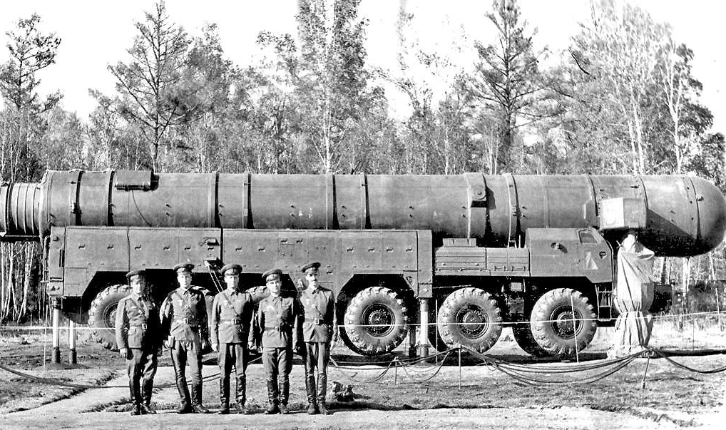 РСД-10 Пионер и его бодрые операторы. Где-то в западной части СССР. Пионеры были совершенно безотказными как автомат "Калашникова" (Ни одного неудачного старта) и неуловимы для средств ПРО. Да и сейчас таковыми остаются. Фото "Красная звезда"