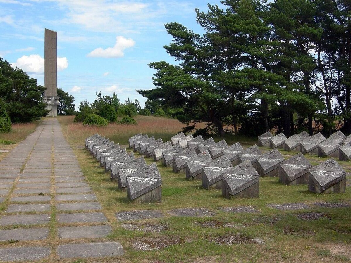 Эстония начала снос надгробий советских солдат в населенном пункте Техумарди на острове Сааремаа.