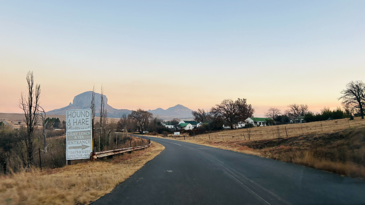 На подъезде к отелю RIVERVIEW COUNTRY INN. Фото автора. ЮАР, 2024.