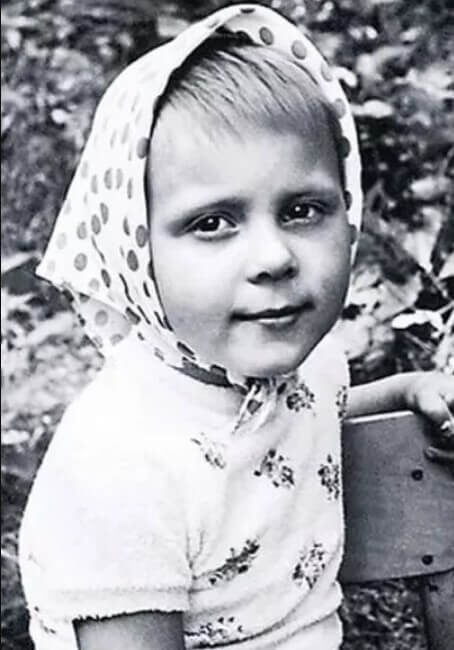 Яна Троянова в детстве. Фото: mirtesen.ru 