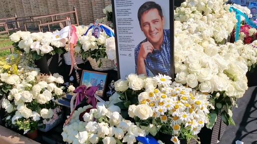 23 июня поклонники Шатунова приходили на кладбище, оставив ему подарки в память о том, что он навсегда останется в сердце, в памяти...