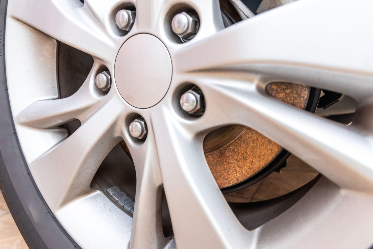 После длительной стоянки машины водитель иногда обнаруживает, что передние и задние тормозные диски покрылись рыжим налетом ржавчины.-2