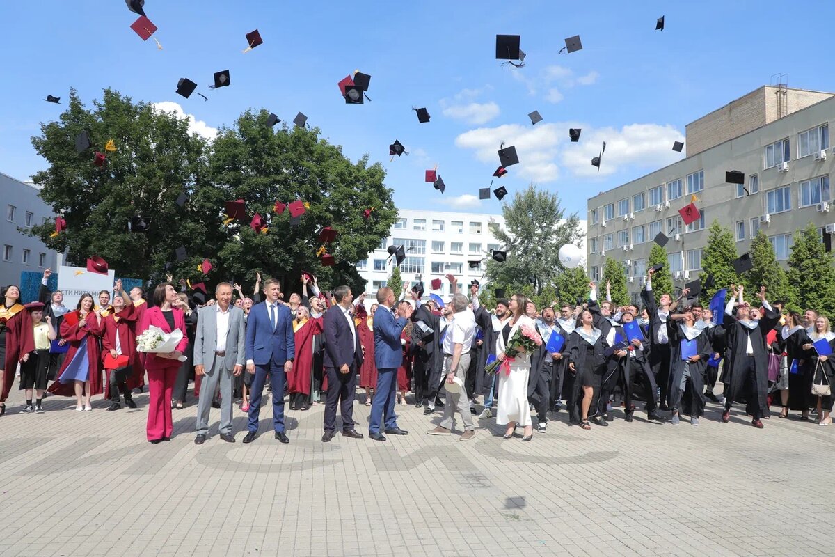 Выпускники вуза в воздух бросали конфедератки. Автор фото Валерий Воронов / «Медиацентр»