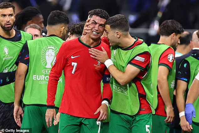 Форвард сборной Португалии Криштиану Роналду не забил пенальти в матче 1/8 финала чемпионата Европы-2024 против Словении и был высмеян британским телеканалом BBC.