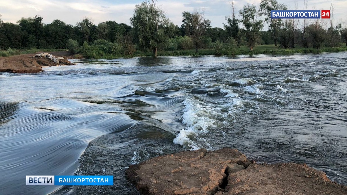    В Уфе двум рыбакам, застрявшим на острове Козарез, помогли спасатели