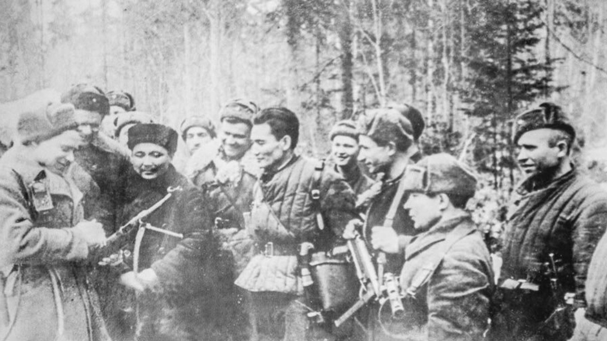Бауыржан Момышулы в окружении своих бойцов
