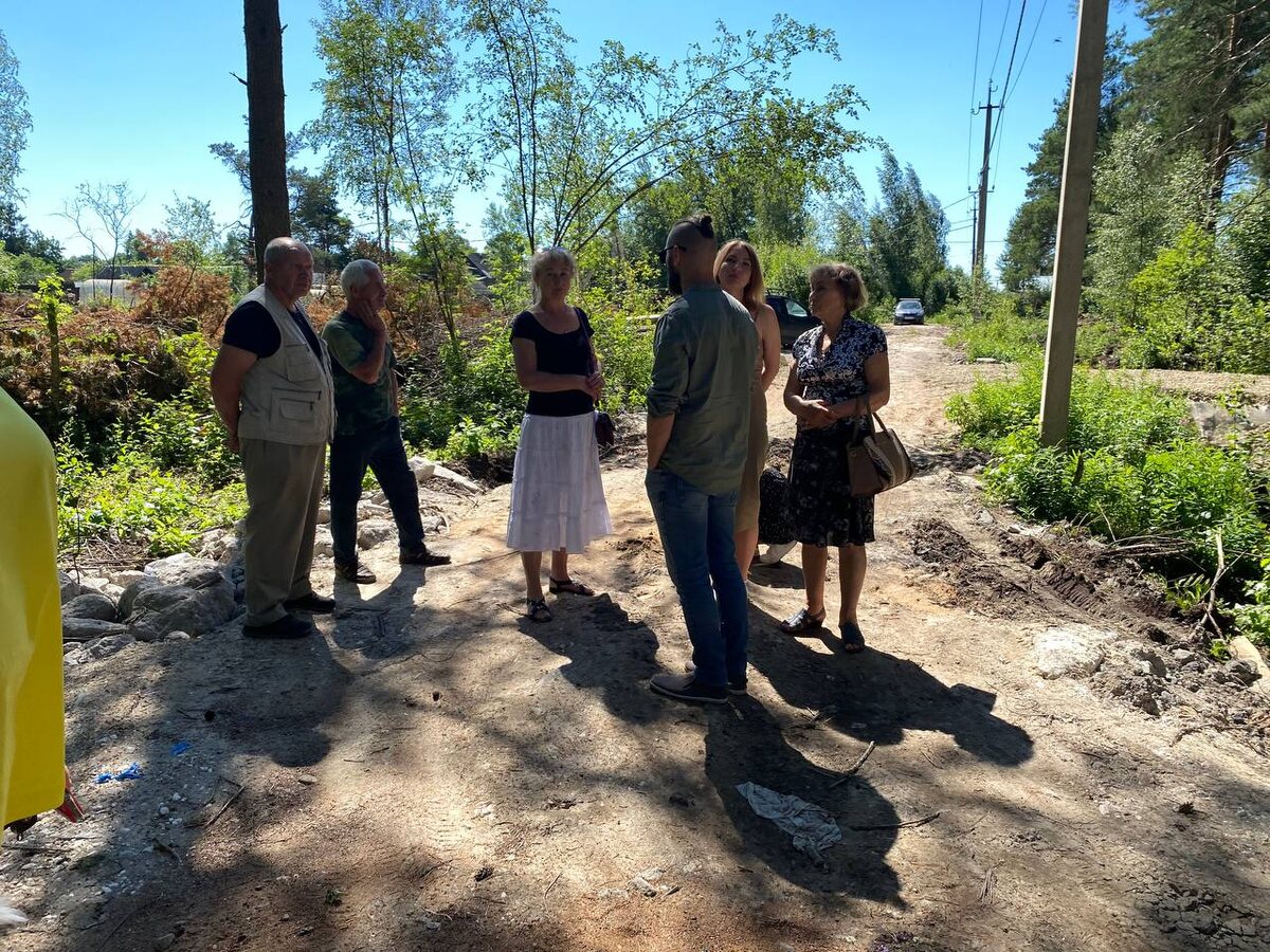 Фото автора: семья Каменских (молодые) общаются с многодетными соседями