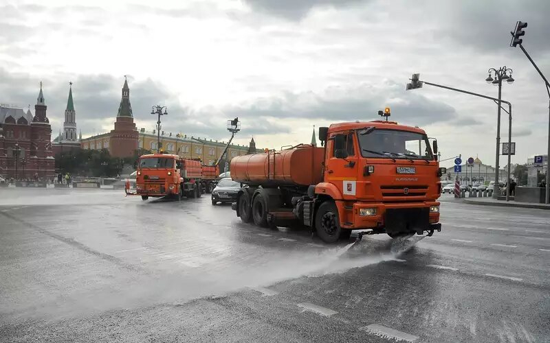 В жаркую погоду специалисты ГБУ «Автомобильные дороги» поливают дороги Москвы, чтобы предотвратить их деформацию и улучшить санитарное состояние улично-дорожной сети.