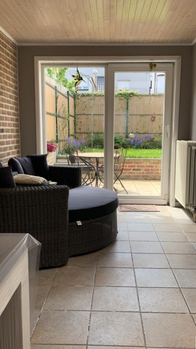 а вот и дворик с этой огромной стеклянной откатной дверью