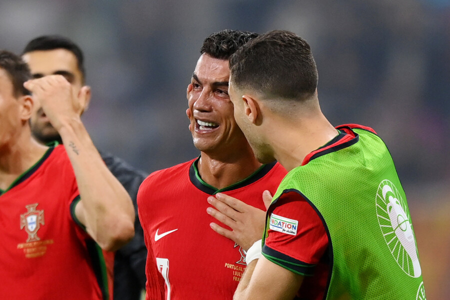 Сборная Португалии прошла в четвертьфинал ЕВРО-2024, обыграв по пенальти команду Словении. Прошла благодаря великолепной игре своего вратаря Диогу Кошты, отразившего три 11-метровых удара.-2