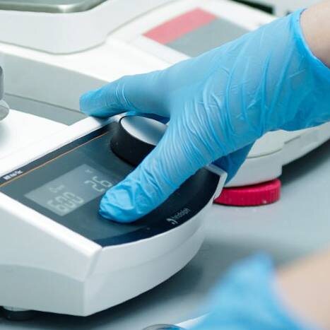 32 человека уже обратились за помощью к врачам из-за отравления в одном из кафе Братска. 31 из них госпитализировали, среди них восемь детей. У всех кишечная инфекция протекает по типу гастроэнтерита средней и легкой степени тяжести. По результатам исследований у десяти заболевших обнаружена ДНК сальмонелл. Об этом сообщается в телеграм-канале «Кобзев на связи»

Сейчас в Братске работает команда областного минздрава. Главные внештатные специалисты по инфекционным болезням Владимир Хабудаев и Инесса Борищук на месте оказывают методическую и консультационную помощь.

У пациентов уже отмечается положительная динамика. Для двоих детей, которые нуждались в наблюдении в условиях интенсивной терапии, провели телемедицинскую консультацию со специалистами НМИЦ фтизиопульмонологии и инфекционных заболеваний.

Роспотребнадзор приостановил работу кафе, материалы дела переданы в суд. Эпидемиологическое расследование продолжается.

В кафе выявили ряд нарушений требований санитарного законодательства. В частности, установлено, что организация не была зарегистрирована в ветеринарной информационной системе ФГИС ВетИС «Цербер». Соответственно в кафе для приготовления пищи использовали продукцию животного происхождения без ветеринарно-сопроводительных документов, подтверждающих ее качество и безопасность.