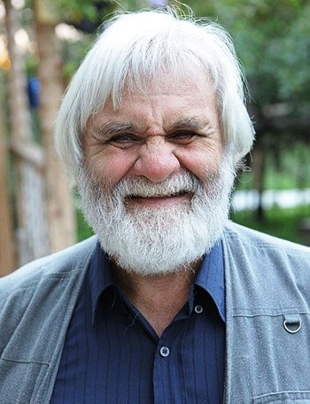 Н.Устинов, народный художник России.Примерно триста произведений проиллюстрировал художник.  Родился в Рязани, окончил Московский художественный институт  им.В.Сурикова.Источник фото: https://ya.ru/images/search?img_url=https%3A%2F%2