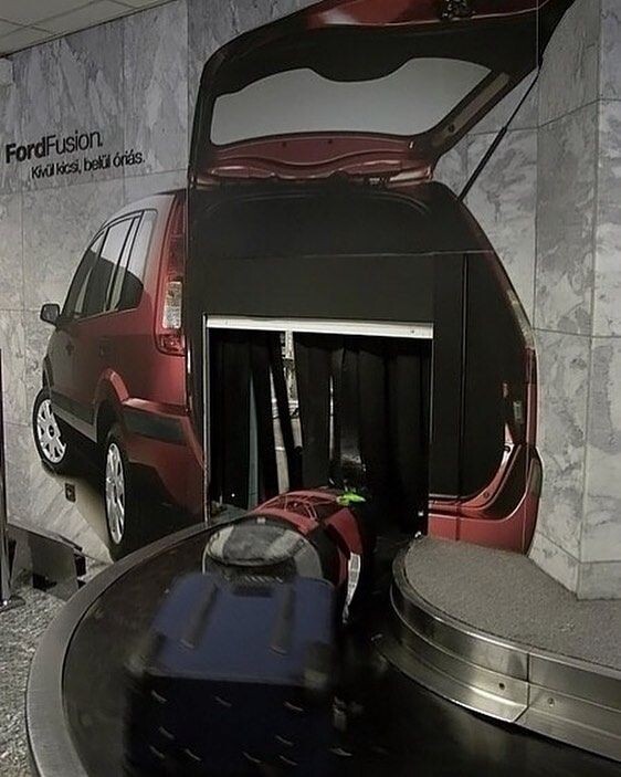 Эта реклама Ford Fusion так реалистична, что кажется, будто ваши чемоданы выезжают прямо из багажника автомобиля! 
