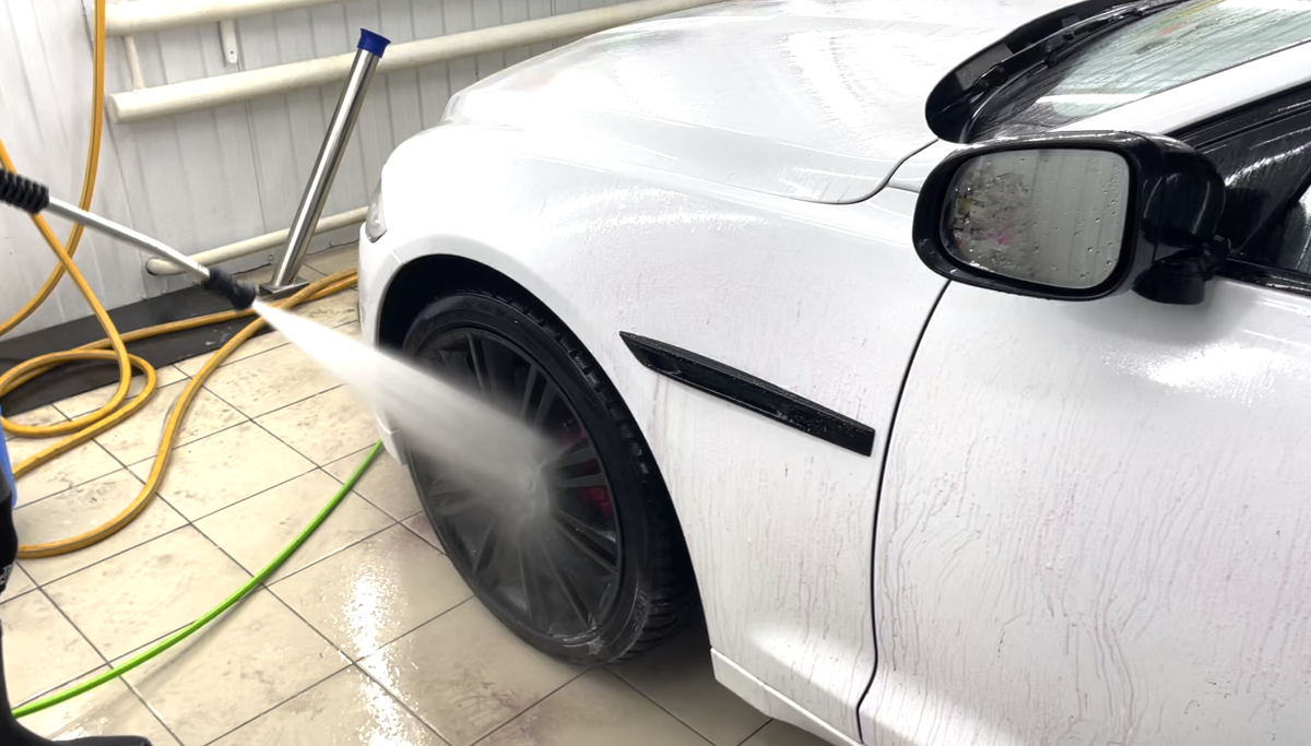 Обратите внимание на фиолетовую реакцию индикатора от очистителя - крыло и нижняя часть двери обычно усыпаны колодочной пылью. 