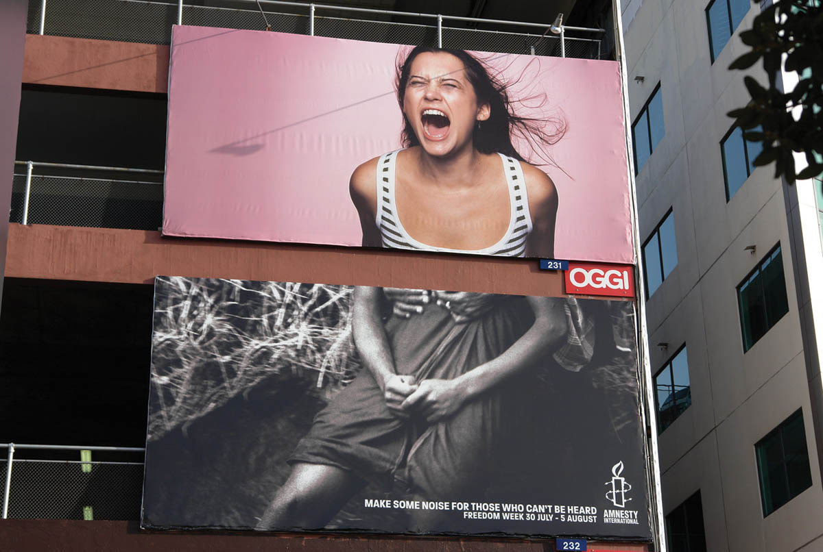 Когда верхний плакат пытается прорекламировать радость жизни, нижний напоминает, что не все могут это кричать так громко.