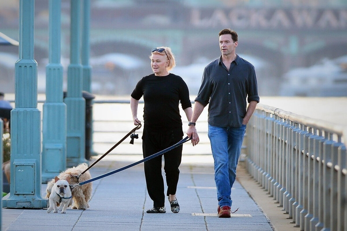 Хью Джекман с женой на прогулке с собаками