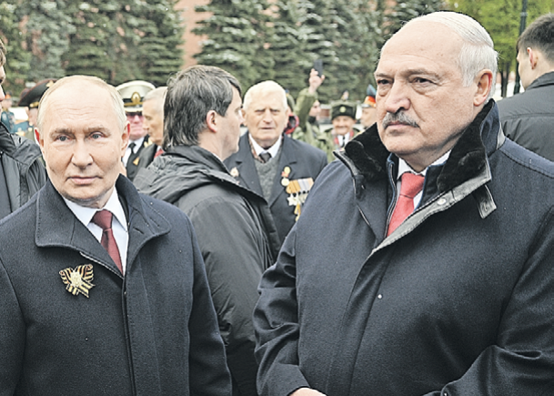 Владимир Путин и Александр Лукашенко  9 Мая в Москве чествовали ветеранов. Фото: Рамиль СИТДИКОВ/РИА Новости