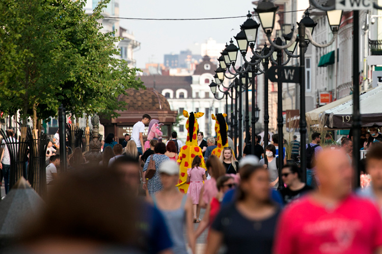    Вслед за городскими властями за наведение порядка на главной улице Казани — Баумана — взялись и депутаты Госсовета Татарстана.   
Фото: «БИЗНЕС Online»