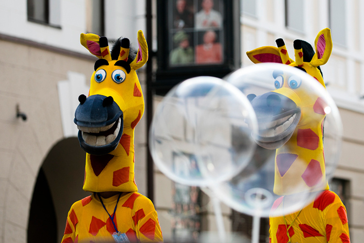    Как отмечают авторы инициативы в пояснительной записке, сегодня бизнес оказывает услуги по фотографированию в костюмах ростовых кукол, с животными, а также иные услуги на открытых площадках города, «выбирая место на свое усмотрение». При этом «нередко» гражданам либо просто навязывают услуги, либо обманывают по поводу их стоимости.   
Фото: «БИЗНЕС Online»