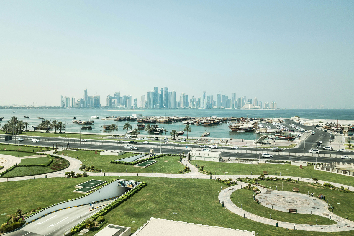 В черте Дохи расположены парки и оазисы, создающие приятные условия для релаксации на природе. Фото: Oleg Illarionov / Unsplash