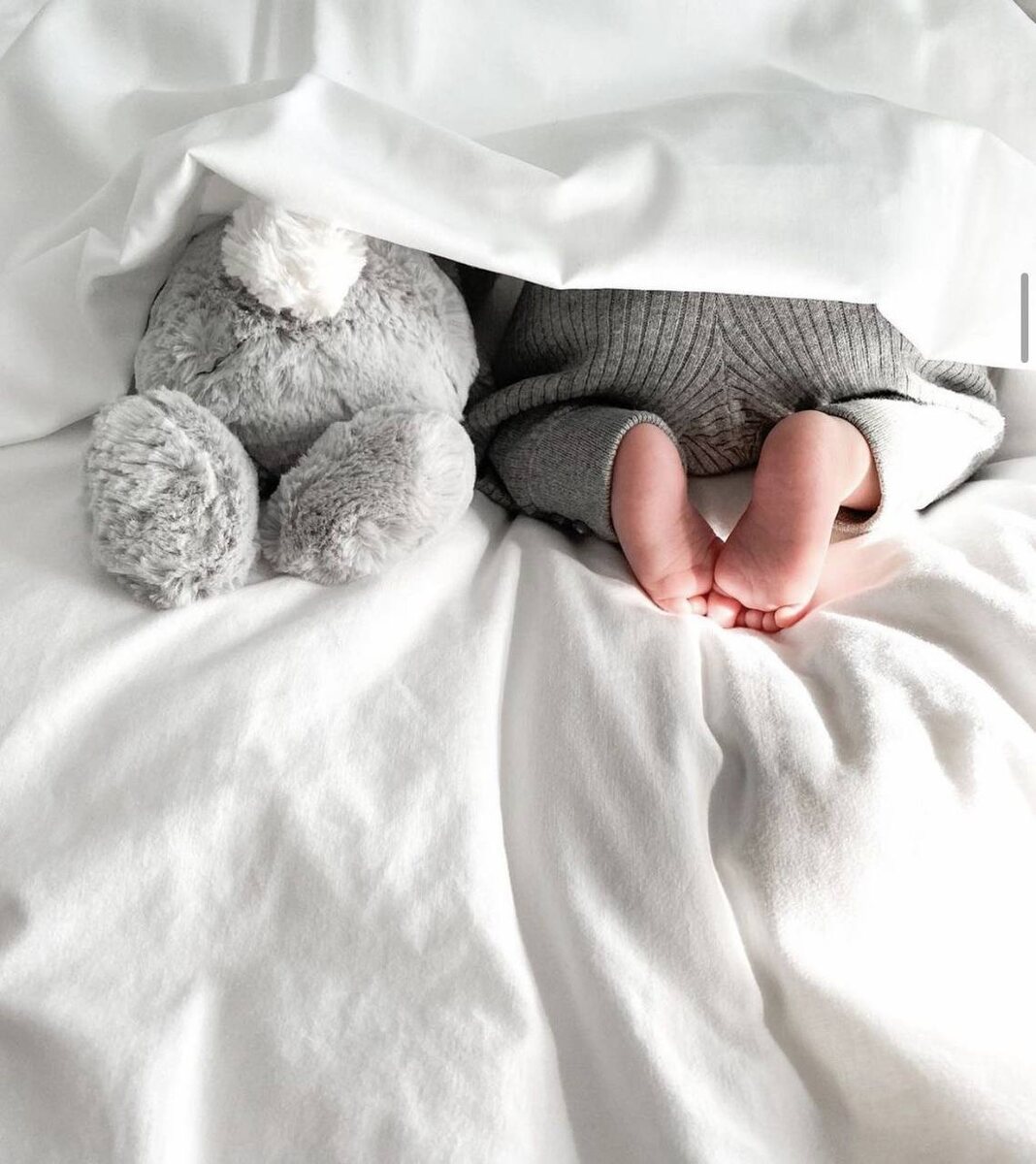 Советы для Идеальных Детских Фотографий 📸👶 
Детская фотография – это особый жанр, требующий терпения, творчества и немного магии. Малыши растут так быстро, что хочется запечатлеть каждый момент, каждую улыбку и каждый взгляд. Если вы хотите создавать красивые и трогательные фотографии своих детей, этот гайд для вас. Вот несколько советов, как удачно фотографировать малышей.
1. Создайте Уютную Атмосферу 🏠
Малыши чувствуют себя гораздо лучше в знакомой обстановке. Организуйте фотосъемку дома, на прогулке в любимом парке или на детской площадке. Когда ребенок спокоен и расслаблен, вероятность получить удачные снимки значительно возрастает.

2. Работайте с Естественным Светом ☀️
Естественный свет — ваш лучший друг в детской фотографии. Снимайте рядом с окном или на улице в утренние или вечерние часы, когда свет мягкий и рассеянный. Избегайте жесткого полуденного солнца, которое может создать резкие тени.

3. Используйте Непрямую Вспышку 💡
Если приходится снимать в условиях недостаточного освещения, постарайтесь избегать прямой вспышки. Она может напугать малыша и создать нежелательные тени на фотографии. Вместо этого используйте отражатели или непрямую вспышку, направленную вверх или в сторону.

4. Снимайте Сериями 📸🔥
Дети динамичны и предсказать их поведение сложно. Используйте режим серийной съемки, чтобы не упустить важный момент. Во множестве кадров наверняка найдется тот самый, идеальный.

5. Ловите Естественные Моменты 🌟
Позы и постановочные кадры — это хорошо, но не забывайте о спонтанных моментах. Улыбка, смех, любопытный взгляд — такие кадры передают настоящую сущность вашего малыша.

6. Станьте Невидимым 📷🕵️‍♂️
Постарайтесь не привлекать внимание ребенка камерой. Пусть он остается самим собой. Используйте длиннофокусный объектив, чтобы снимать с расстояния и не мешать малышу играть и исследовать мир.

7. Подготовьте Реквизит 🎩🧸
Мягкие игрушки, уютные одеяла, милые головные уборы и костюмы могут добавить разнообразие и интерес к вашим фотографиям. Но не забывайте, что главный акцент всегда должен быть на ребенке.

8. Не Торопитесь ⏳
Фотосессия с маленькими детьми может занять немало времени. Будьте готовы делать перерывы: на кормление, сон или просто на смену активности. Терпение — ключ к удачным кадрам.

9. Уровень Глаз 👀
Снимайте с уровня глаз вашего ребенка. Это придаст фотографиям естественность и душевность. Станьте маленьким наблюдателем в их мире.

10. Развлекайте и Играйтесь 🎉
Сделайте съемку интересной игрой! Можно использовать игрушки, музыкальные инструменты или просто дурачиться и смешить малыша. Чем веселее ребенку, тем больше шансов на неподдельные эмоции и живые кадры.

Заключение:
Фотографировать малышей — настоящее искусство, которое требует внимания к деталям и большого терпения. Однако награда за ваш труд — это бесценные фотографии, на которых запечатлены самые светлые и трогательные моменты жизни вашего ребенка. Экспериментируйте, пробуйте разные техники и самое главное — получайте удовольствие от процесса!

🌟 Удачи вам в создании незабываемых детских фотографий! 