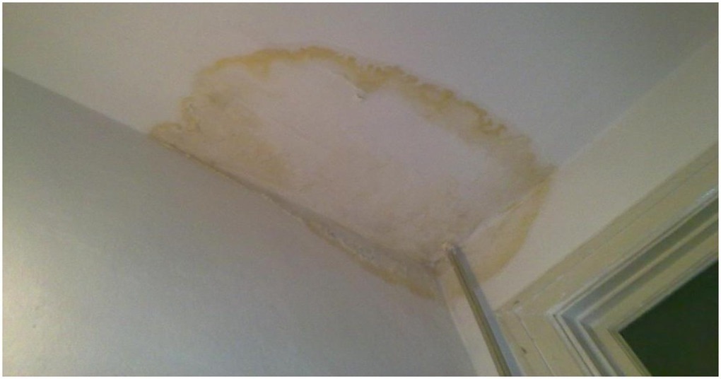 У меня было несколько случаев затопления сверху соседями. На кухне и в ванной комнате. После этого остались некрасивые желтые пятна на белом потолке.