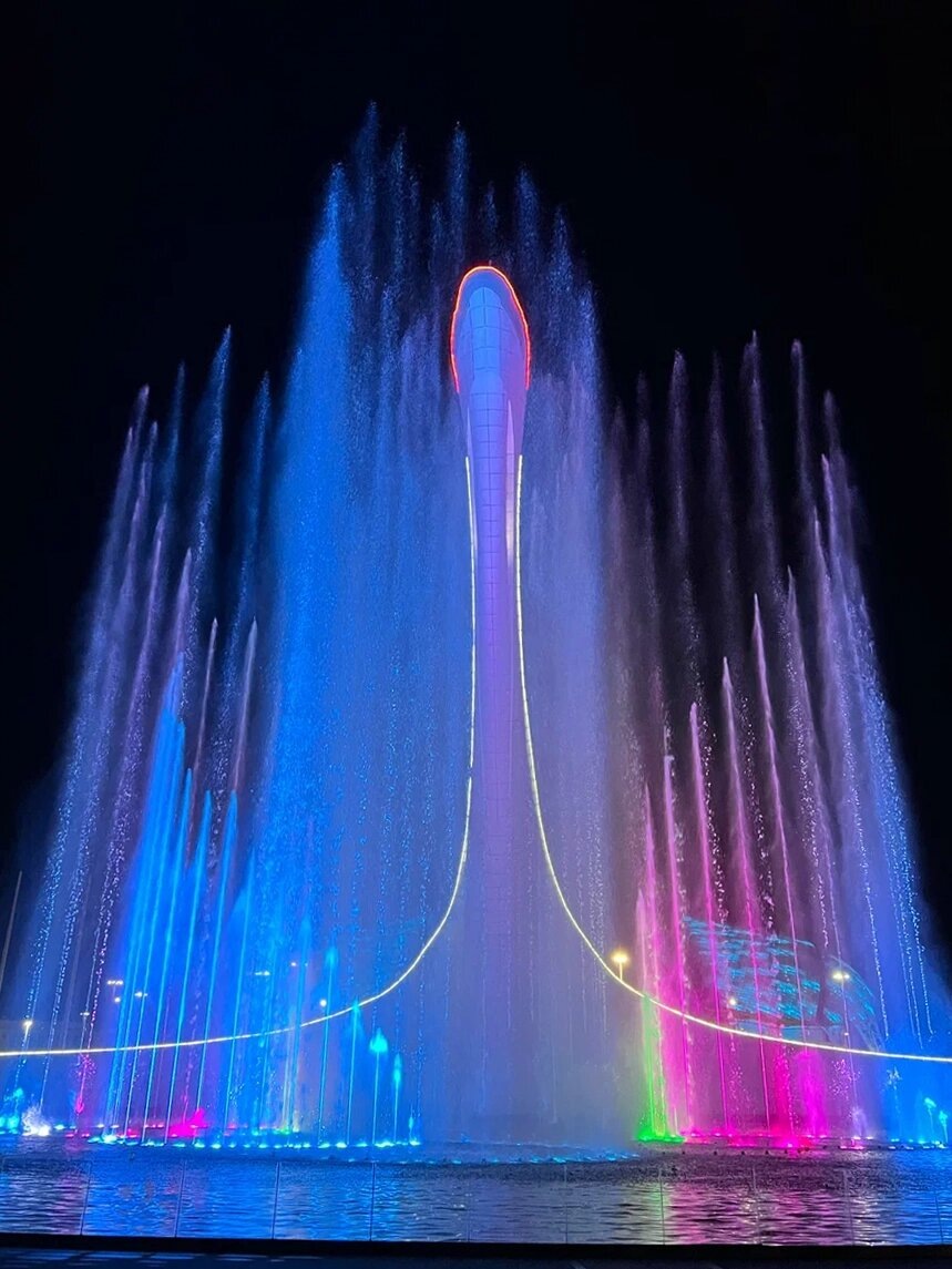 В Олимпийском парке в Адлере по вечерам проходит шоу фонтанов. Фото: Светик / Яндекс Карты 
