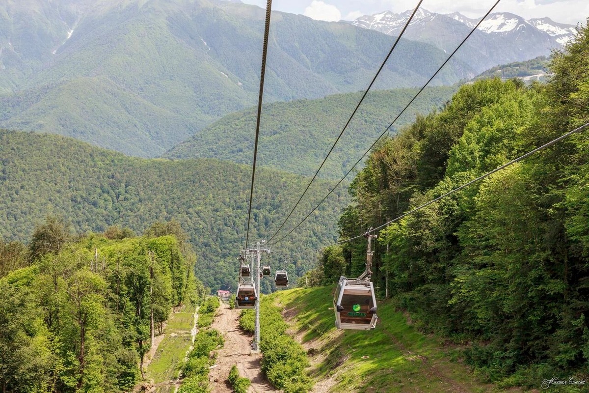 Подъёмник доставит вас на вершину в любое время года. Фото: Julia Utro / Яндекс Карты