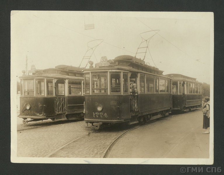 1930-е гг., г. Ленинград, в голове состава - моторный вагон МВ, источник: https://goskatalog.ru/portal/#/collections?id=35868592