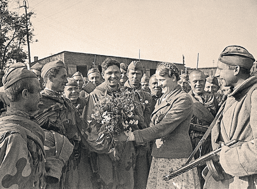 Жители Орши приветствуют своих  освободителей. Фото: Федор КИСЛОВ/РИА Новости