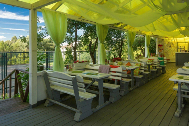 Питание в отеле по системе «шведский стол», для детей есть отдельный стол. Источник фото: Отель Фореста Ф. / Яндекс Карты