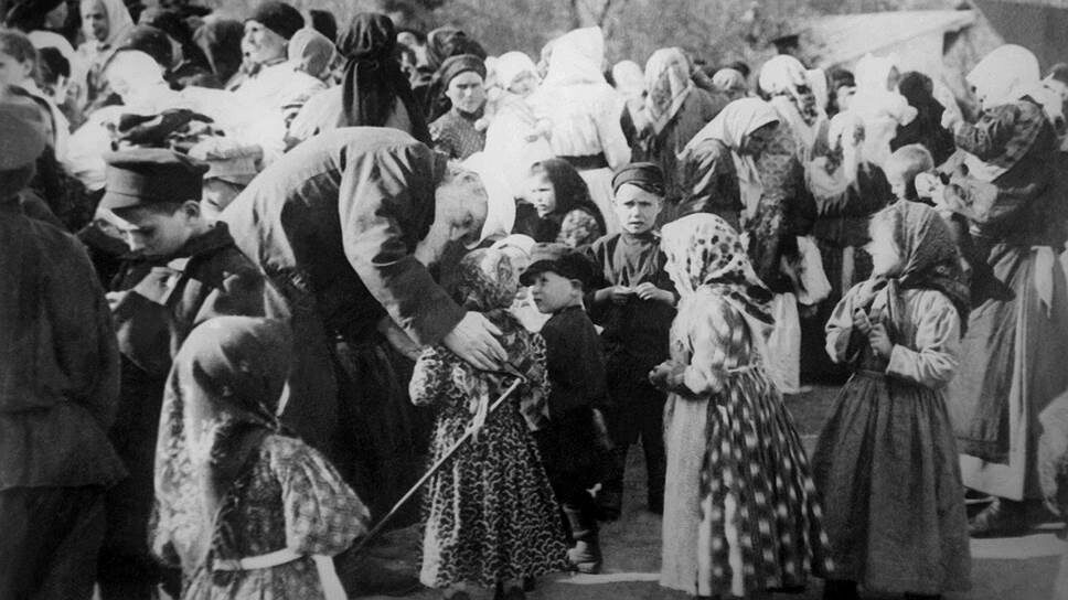 Фото: Росинформ / Коммерсантъ📷Все педагогические теории мыслителя Толстого расходились с практикой преподавателя Толстого (на фото — Л. Н. Толстой среди крестьянских детей)