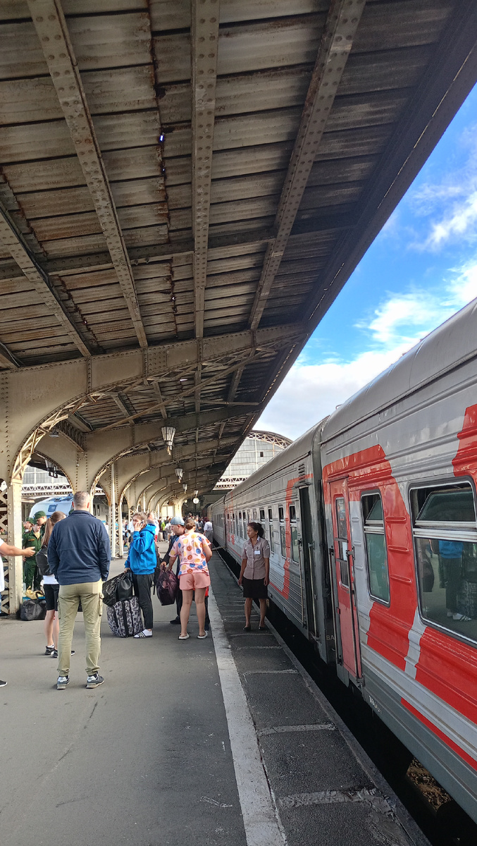 Вот я и дома. Путь из Гагры до Петербурга на поезде одолели. Поезд прибыл на Витебский вокзал. Порадовала та прохлада, что встретила  в 6:30 утра. 17 градусов после 33, которые были вчера в Петербурге.