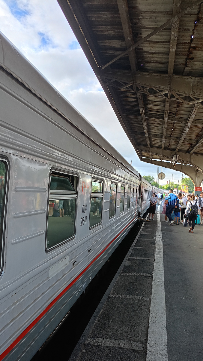 Вот я и дома. Путь из Гагры до Петербурга на поезде одолели. Поезд прибыл на Витебский вокзал. Порадовала та прохлада, что встретила  в 6:30 утра. 17 градусов после 33, которые были вчера в Петербурге.-2