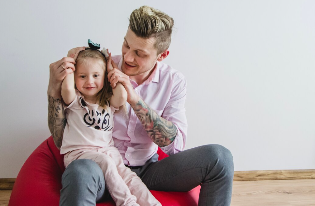 Источник: https://ru.freepik.com/free-photo/happy-girl-sitting-her-father-s-leg_1119100.htm#fromView=search&page=1&position=8&uuid=4f2521aa-d2dd-44fb-892f-874377176dfb