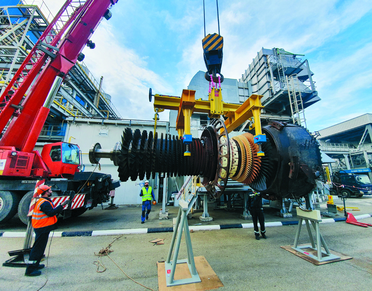 (Рис. 1) Демонтаж газовой турбины для выполнения ремонта в условиях предприятия  