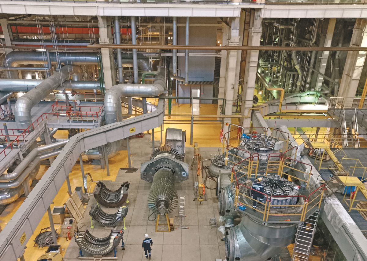 (Рис. 2) Ремонт газовой турбины ГТЭ-160 на электростанции
