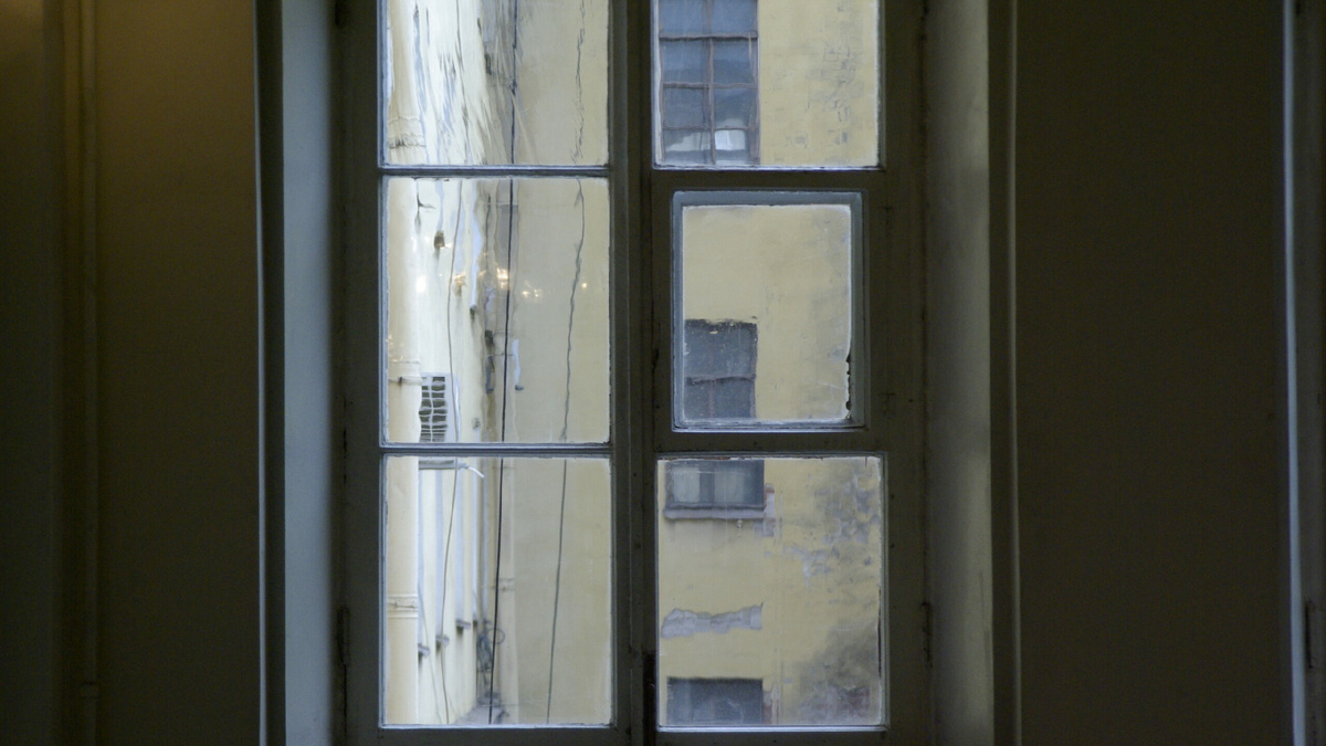 Почему нельзя смотреть в окно на похороны? Мистические истории реальных людей