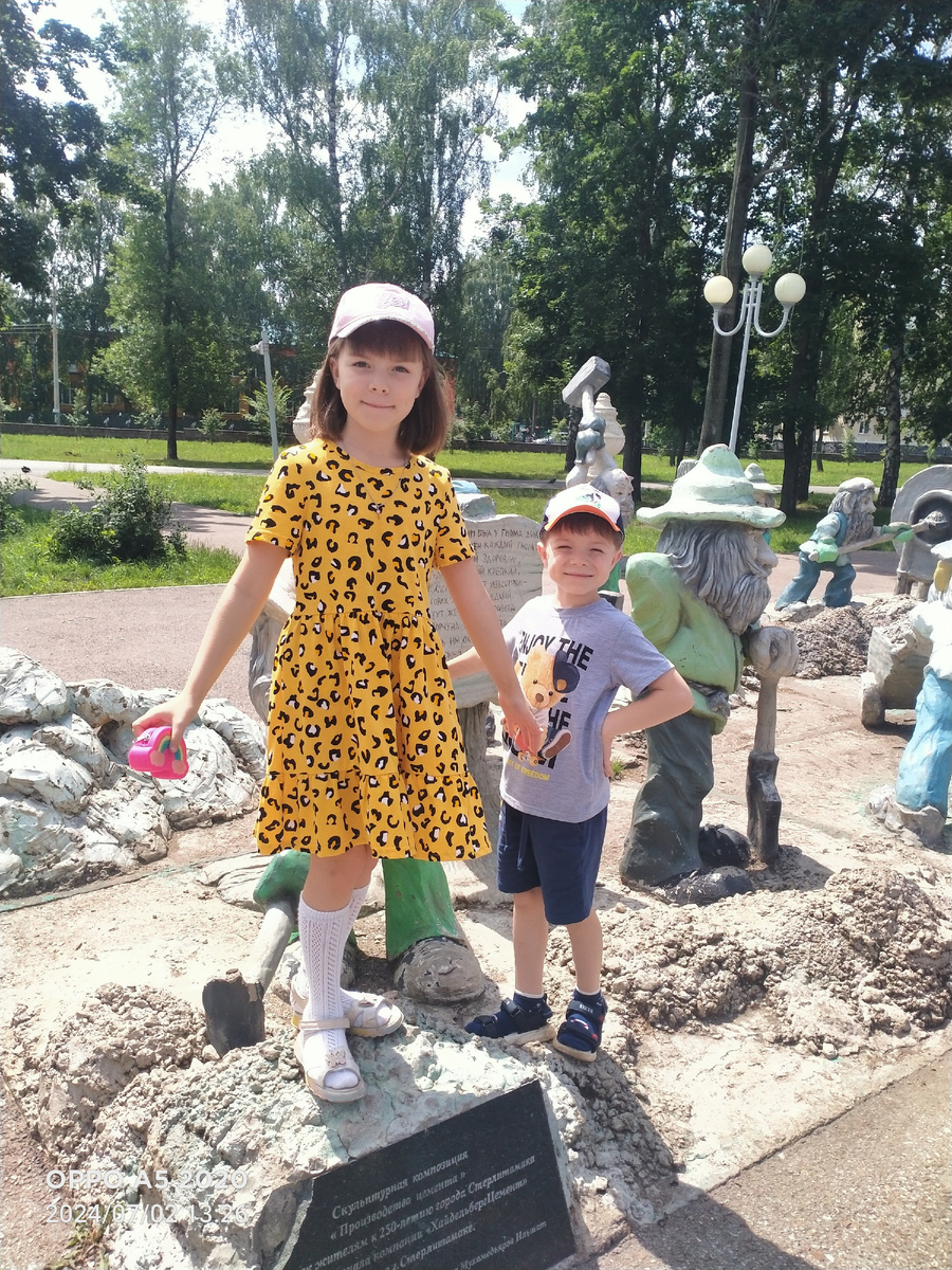 Платье дочка выбирала на ВБ. Понравился яркий принт. Скоро выложу подборку классных платьев.