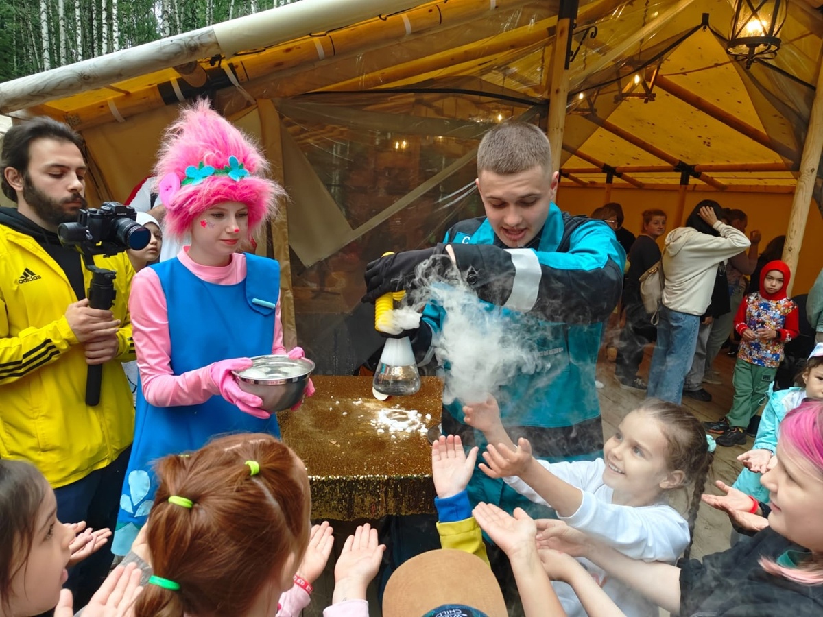    При поддержке нефтехимического холдинга известные российские блогеры учили молодежь столицы Самотлора создавать экоконтент