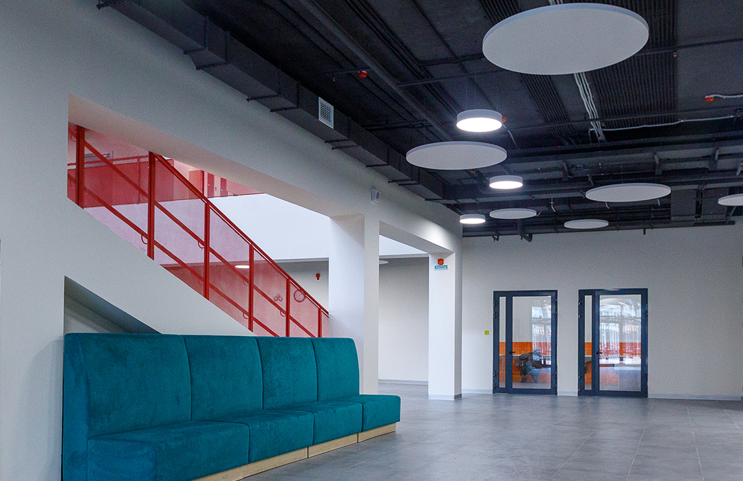 Круглые акустические панели в общем холле